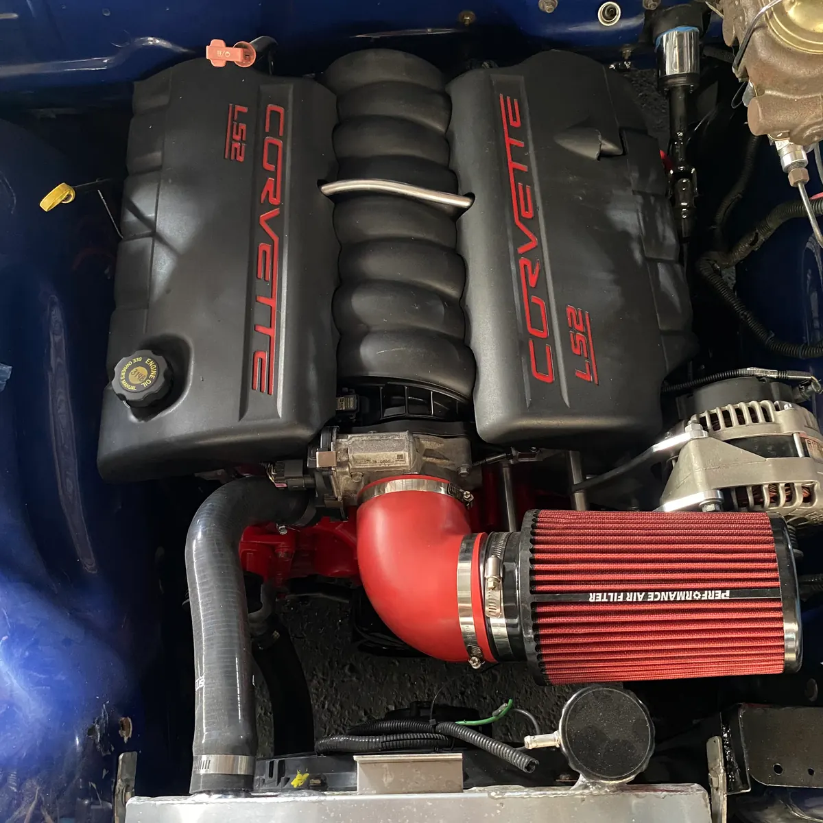 Motor LS2 de Corvette instalado en un proyecto azul con admisión de alto flujo y filtro de rendimiento