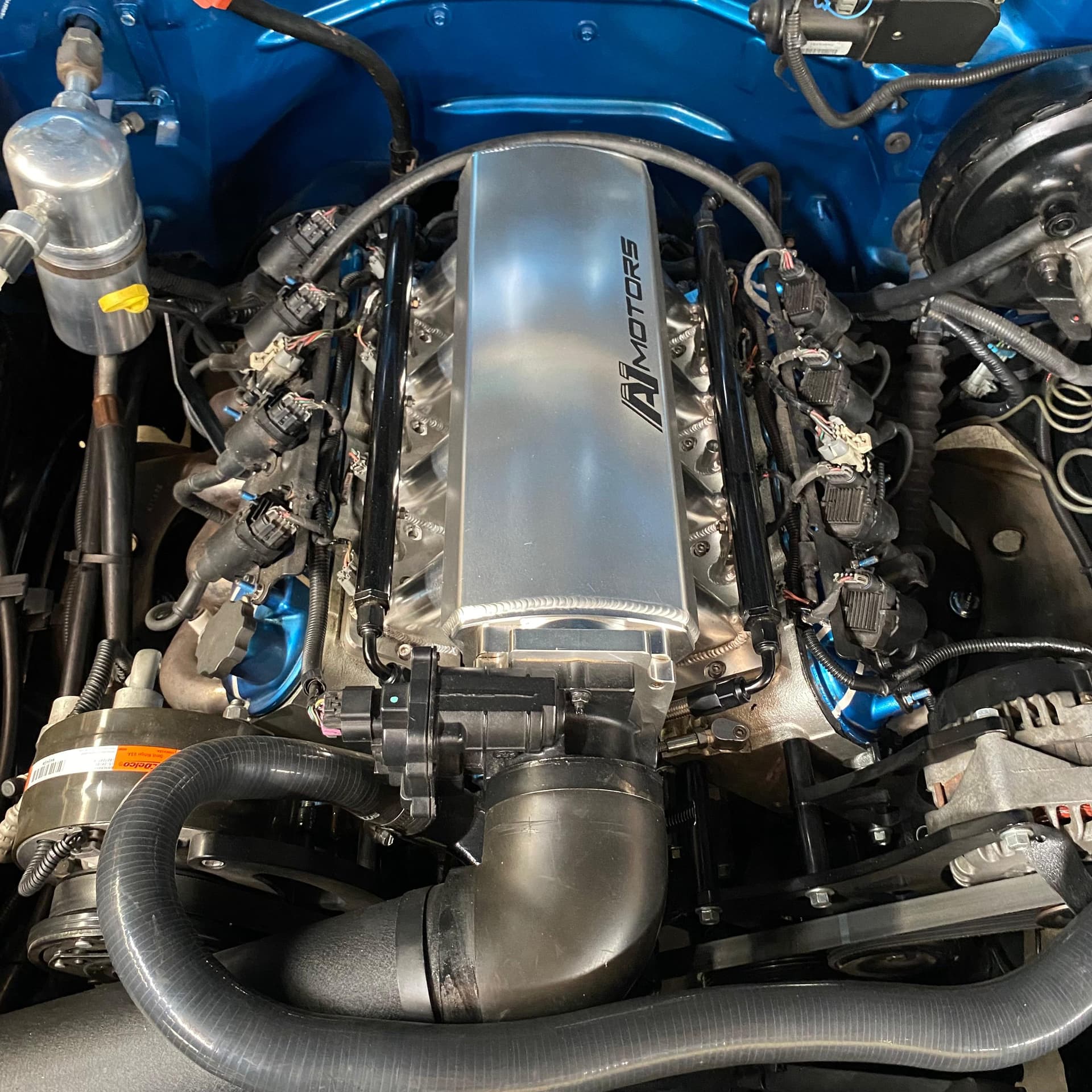 Compartimiento de la pick up Chevrolet con el LS 6.0 instalado y el múltiple de admisión de aluminio A1 Motors, con bobinas y cableado ordenados