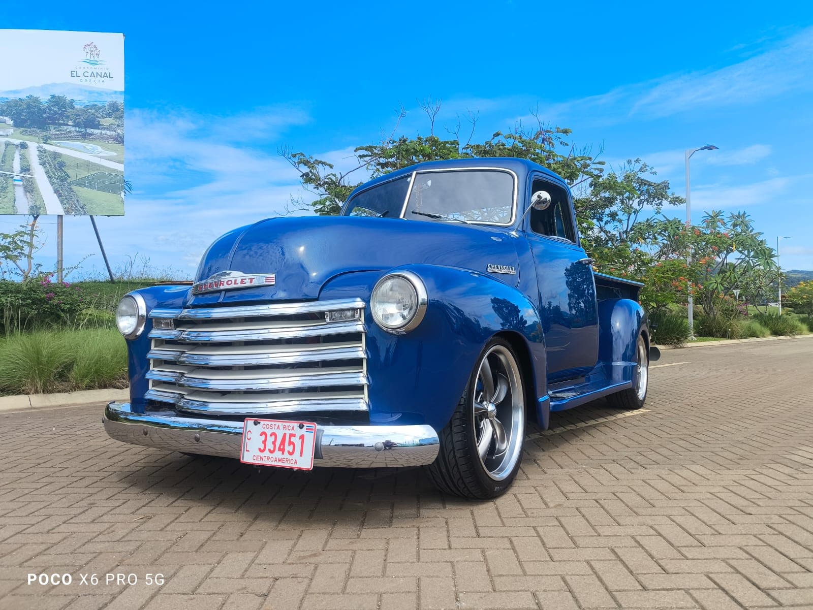 Pickup Chevrolet Panchito de 1952 azul, con aros de rayos y placa de Costa Rica, después del swap a LS2 de Corvette