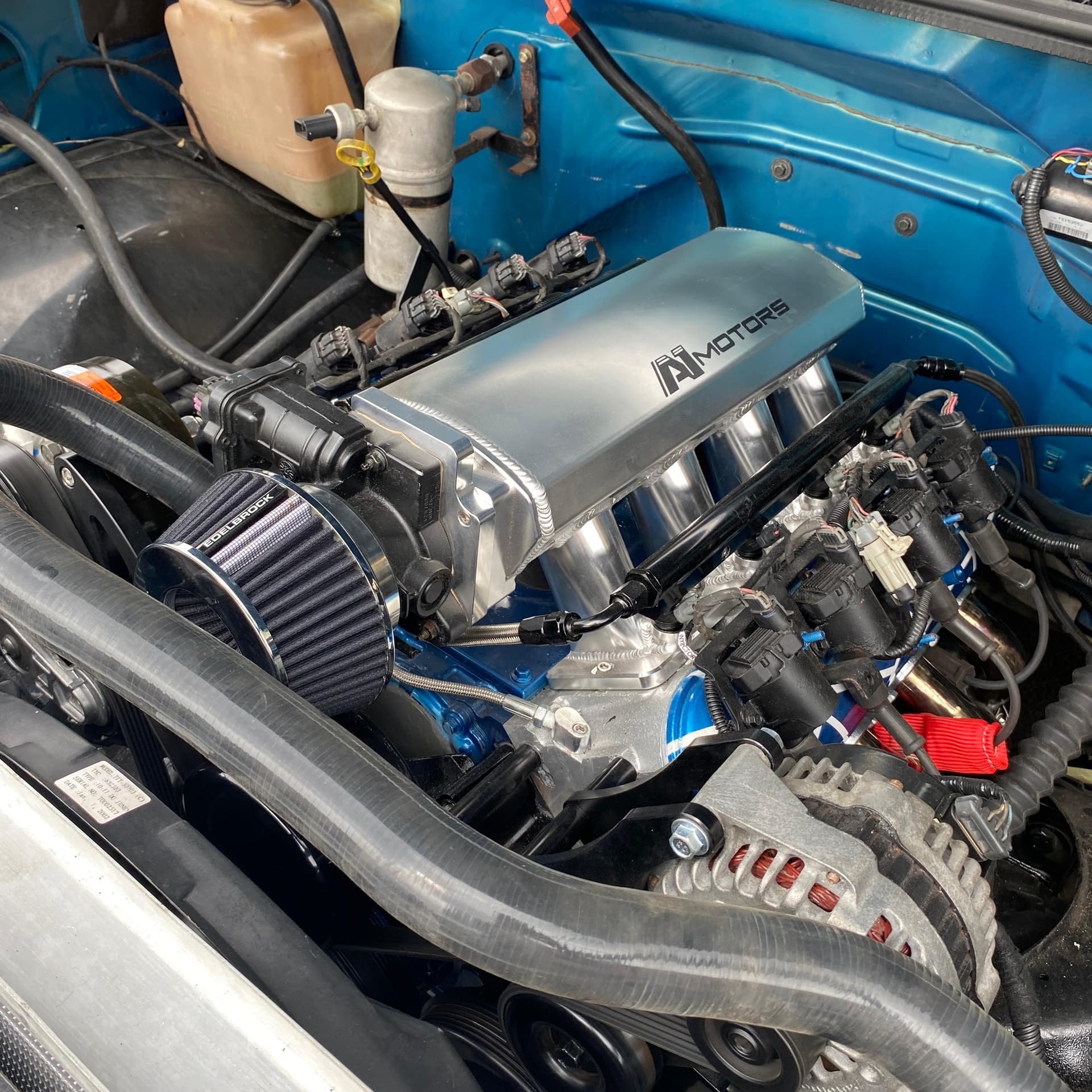 Primer plano del múltiple de admisión de aluminio fabricado por A1 Motors, con el filtro cónico Edelbrock montado sobre el LS 6.0