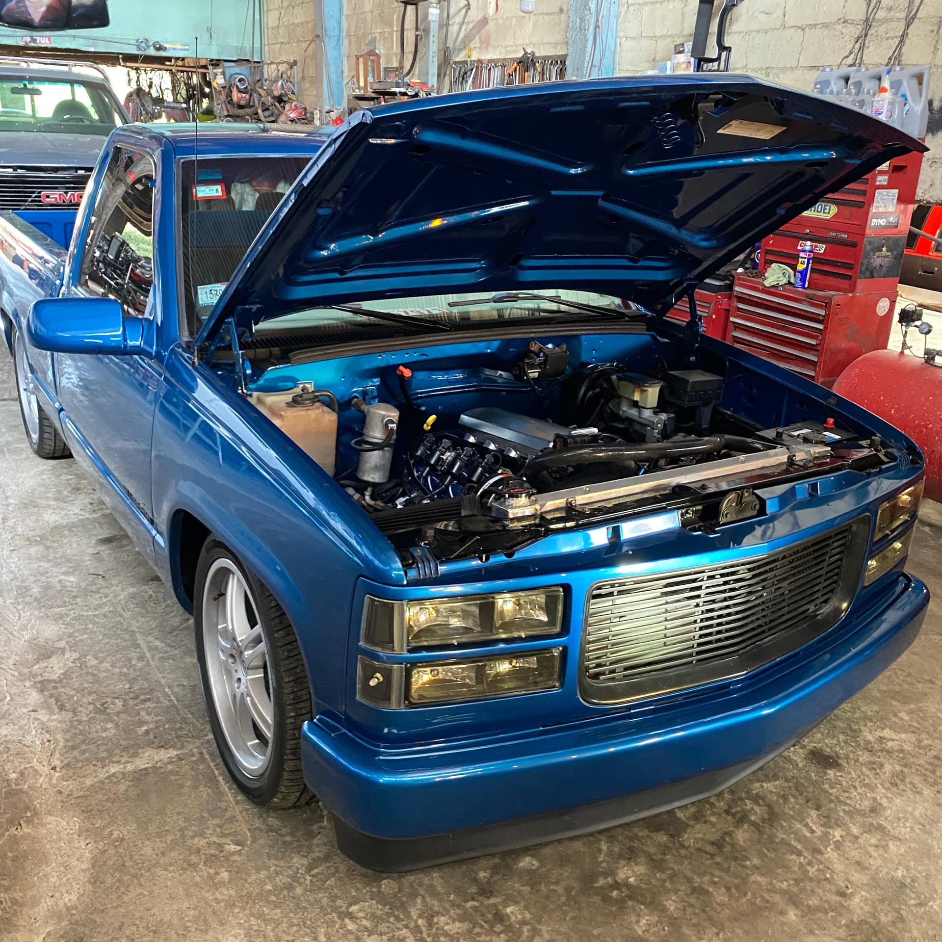 Otra vista de la pick up Chevrolet azul con el capó abierto en el taller de A1 Motors Tico Swap, con el LS 6.0 instalado