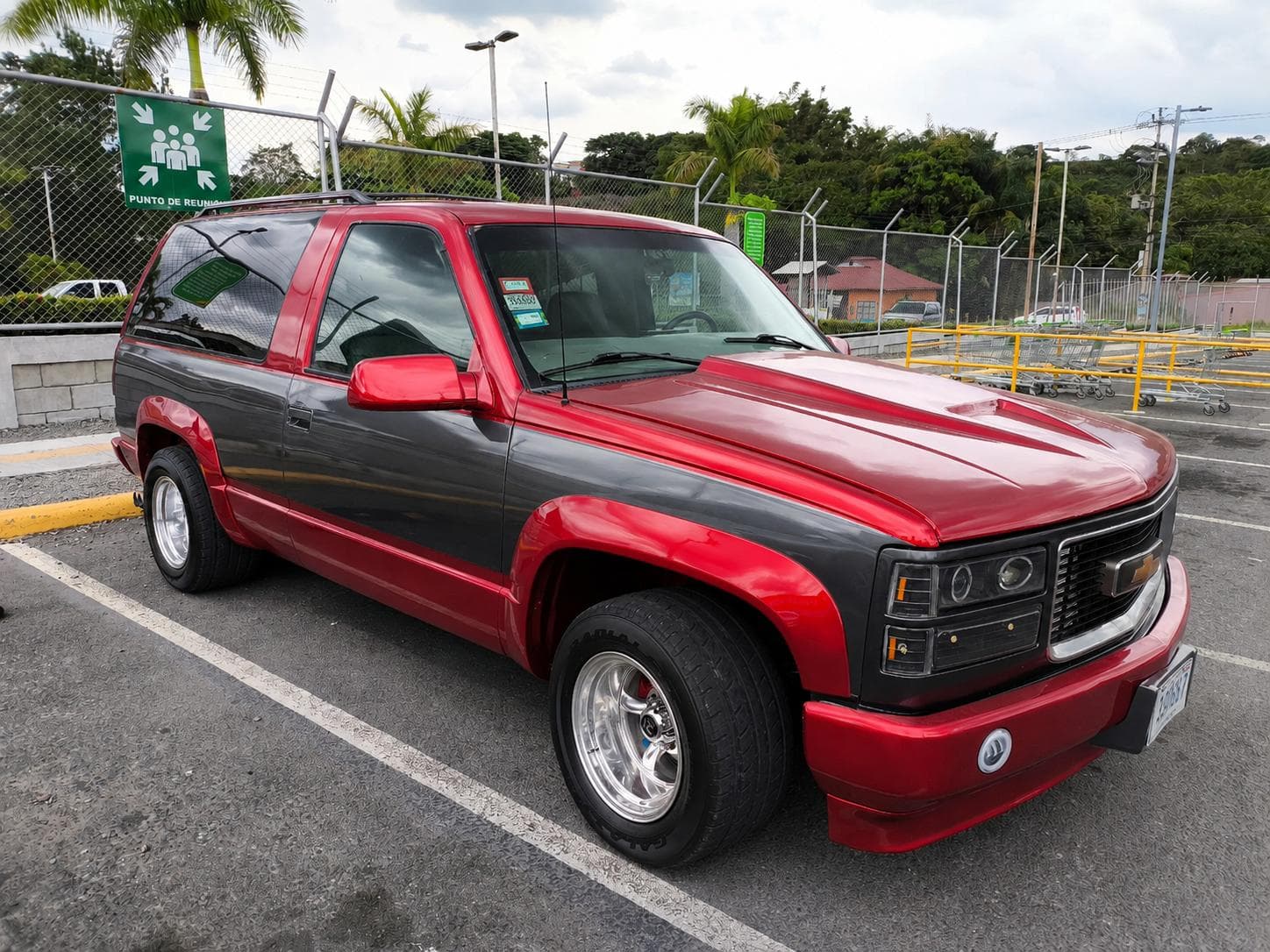 Chevrolet Tahoe 1998 de dos puertas rojo y gris, bajado de suspensión y con aros pulidos, después del swap a LS2 6.0