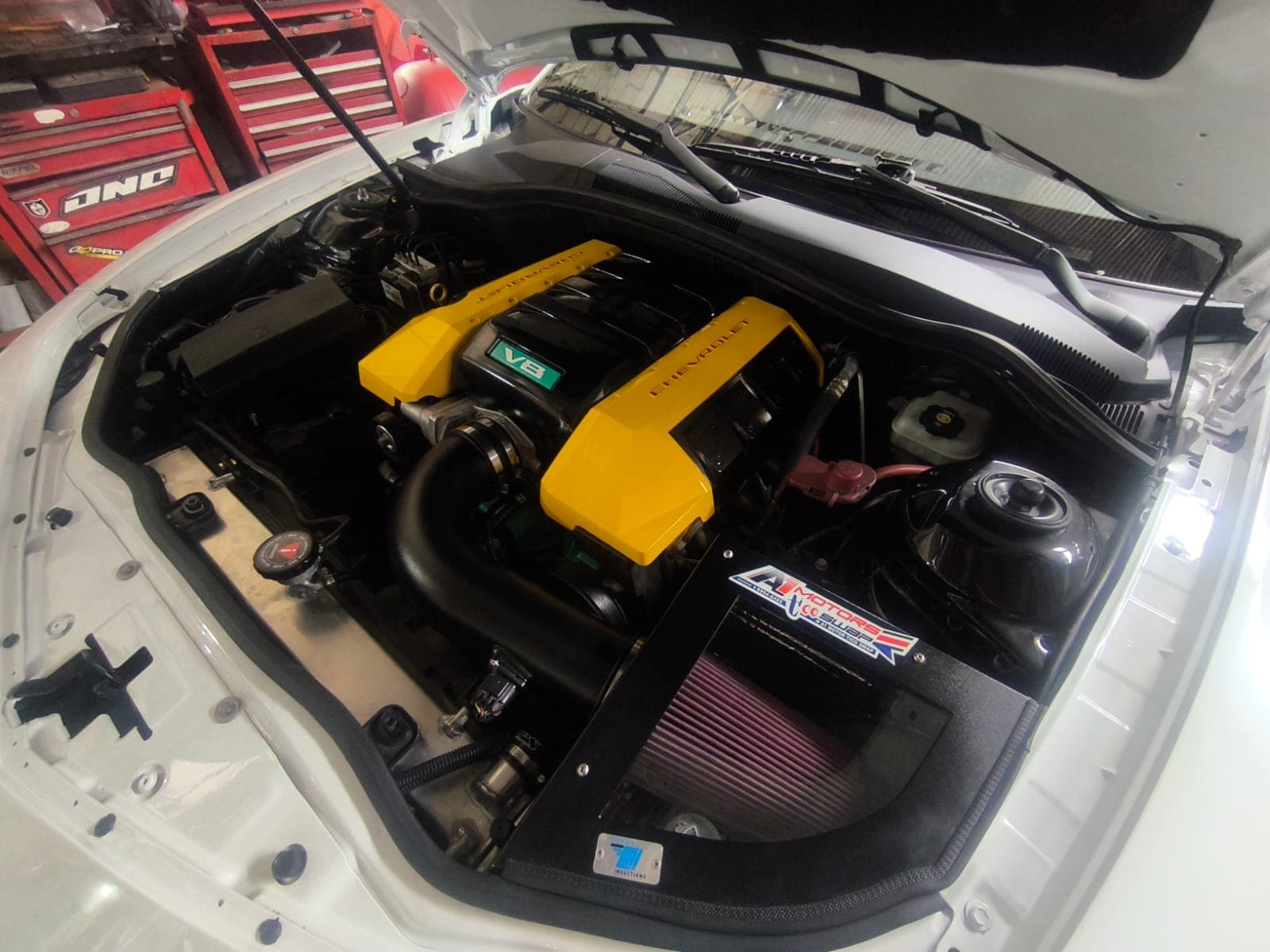 Vista lateral del V8 LS3 instalado en el Camaro, con filtro de alto flujo y calcomanía de A1 Motors Tico Swap en la caja de aire