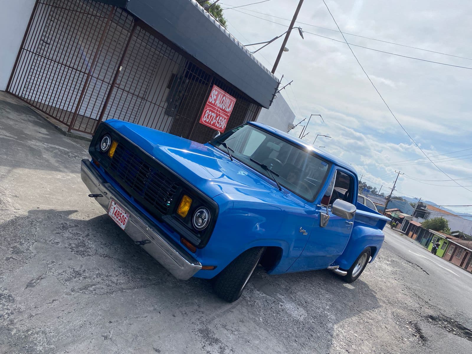 Dodge Warlock azul con cajón escalonado y parachoques cromado, estacionada en la calle después del swap a LS 5.3