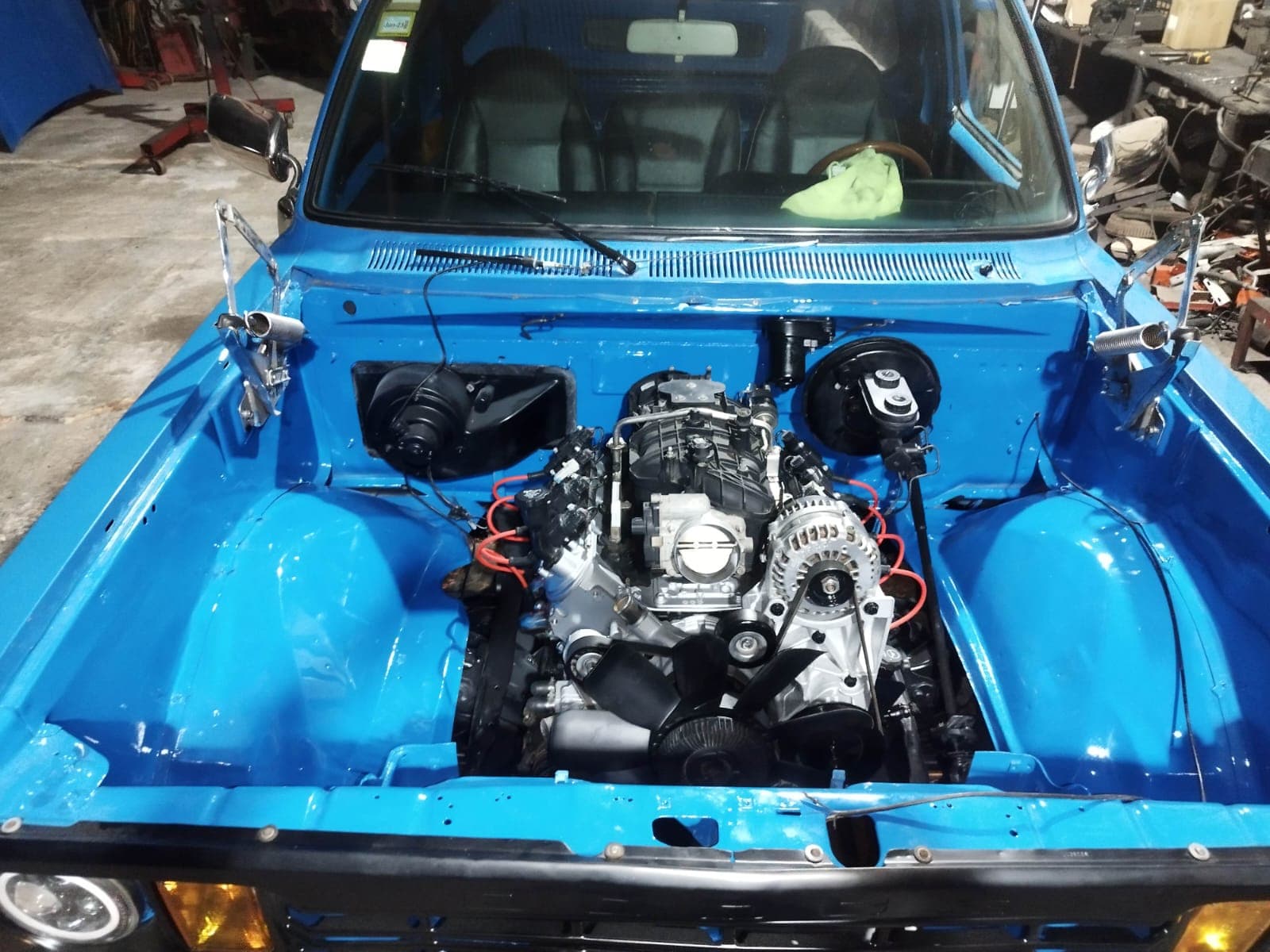 El LS 5.3 recién bajado al compartimiento de la Dodge Warlock, con el compartimiento ya repintado de azul y sin el radiador todavía