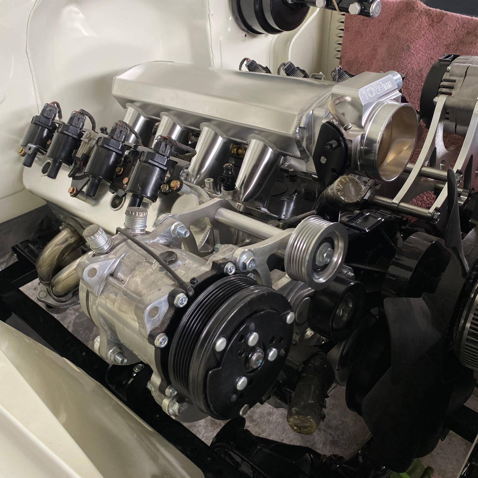 Vista lateral del LS 5.3 en el compartimiento blanco del BJ40, con bobinas por cilindro, compresor de aire acondicionado y alternador nuevos
