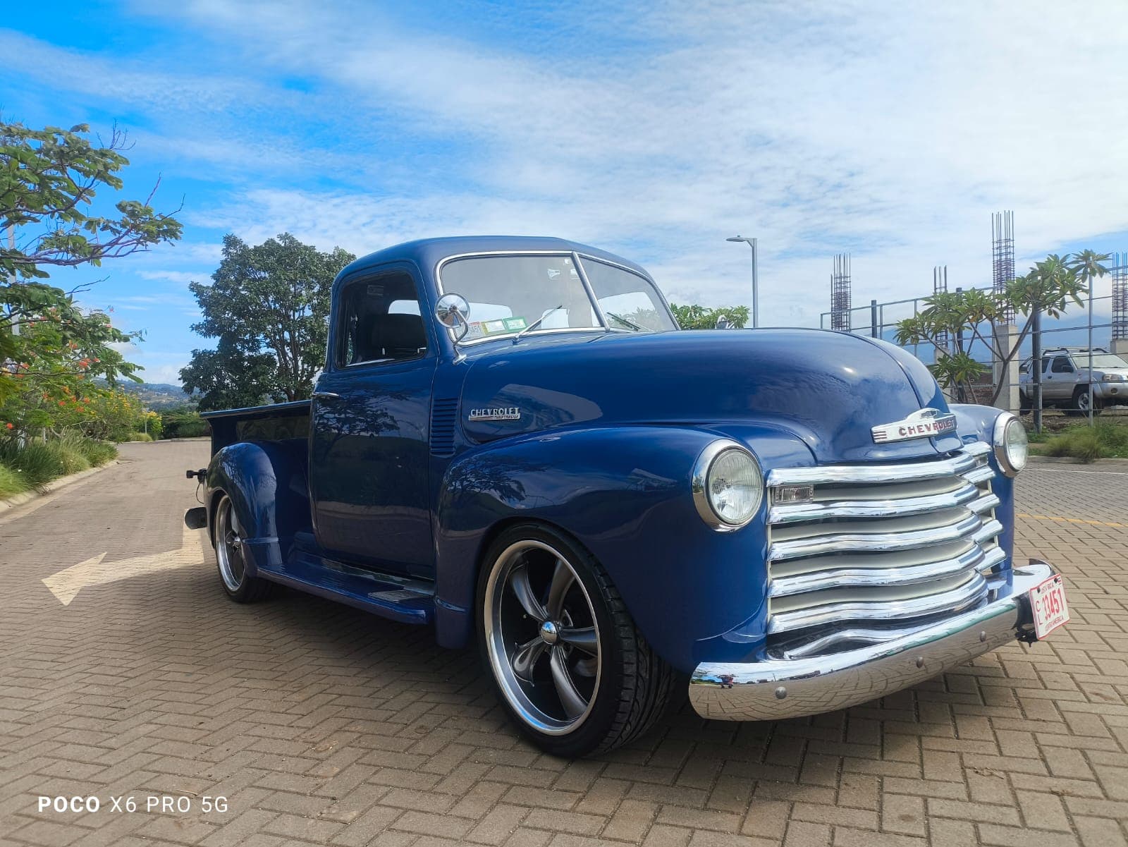 Pickup Chevrolet Panchito de 1952 azul vista desde el lado del pasajero, bajada de suspensión y con el cajón original