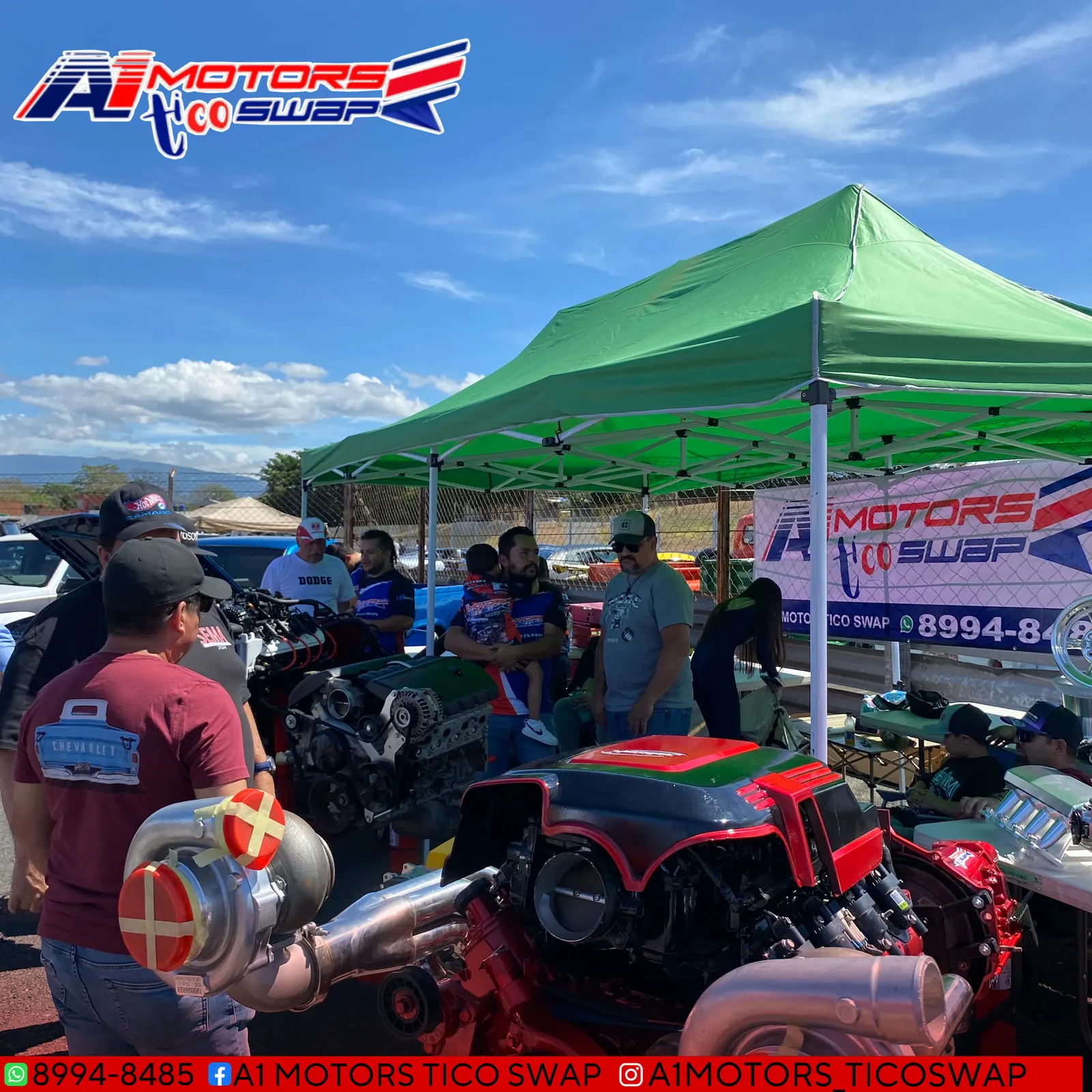 Stand de A1 Motors Tico Swap en una feria automotriz de Costa Rica, con motores LS y turbos en exhibición