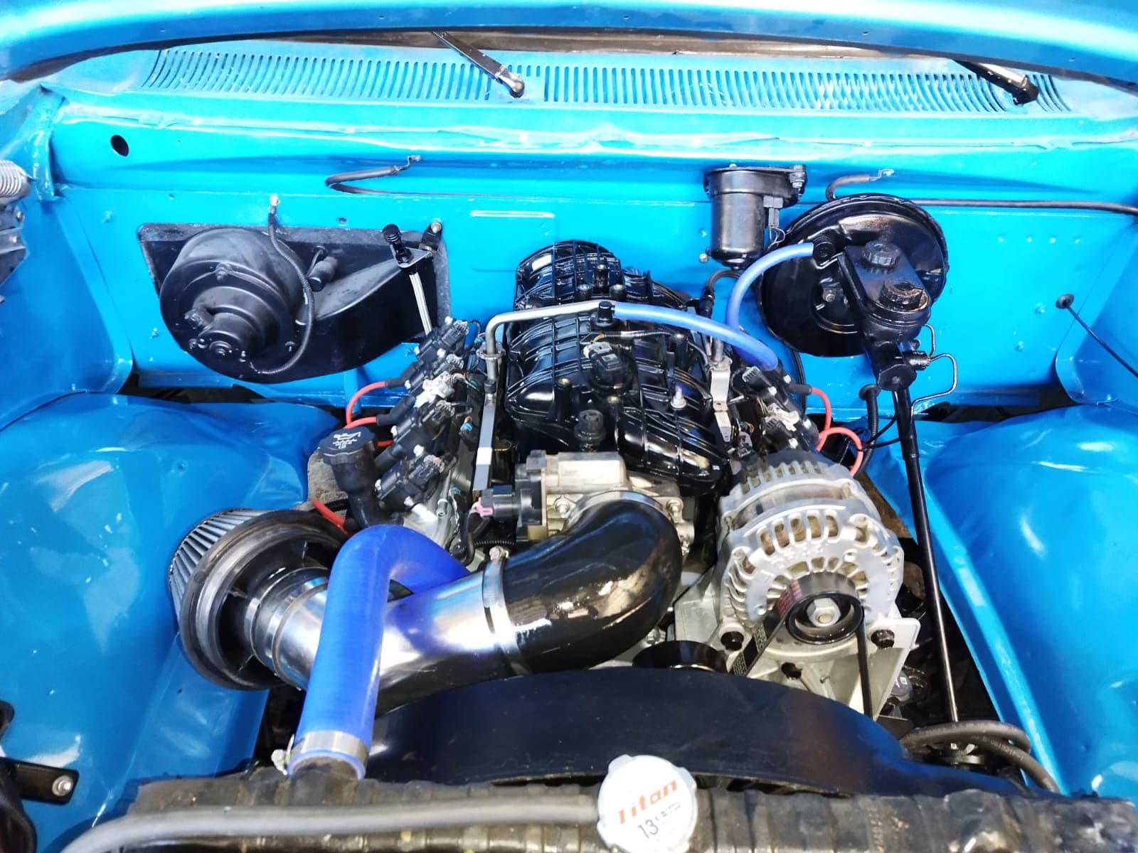Compartimiento terminado de la Dodge Warlock con el LS 5.3 instalado, tubo de admisión pulido, manguera de silicona azul y filtro cónico